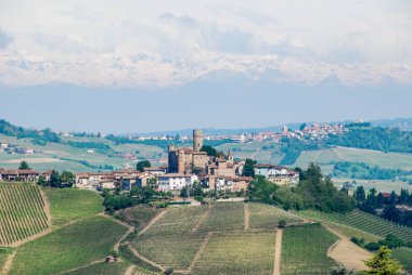 Serralunga d'Alba ile kale, görünümünü Piedmont - İtalya
