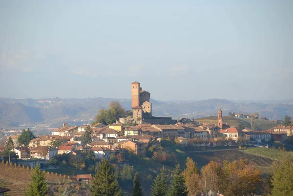 Vista da Serralunga d 'Alba com Castelo, Piemonte - Itália — Fotografia de Stock
