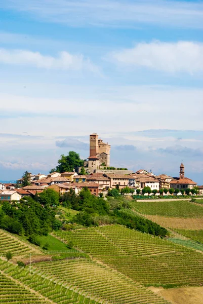 Vista da Serralunga d 'Alba com Castelo, Piemonte - Itália — Fotografia de Stock