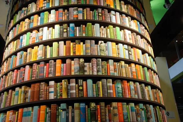 Knihy v salonu kniha výstavě v Turíně, Itálie - květen 2011 — Stock fotografie