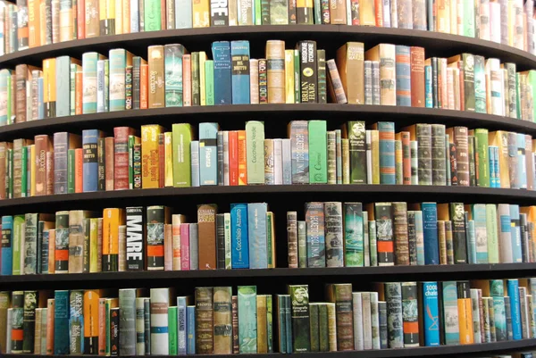 Bücher auf der Salonbuchausstellung in turin, italien - Mai 2011 — Stockfoto