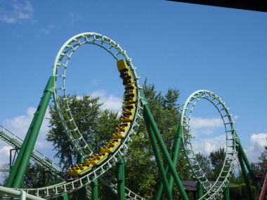 Bir apark roller coaster