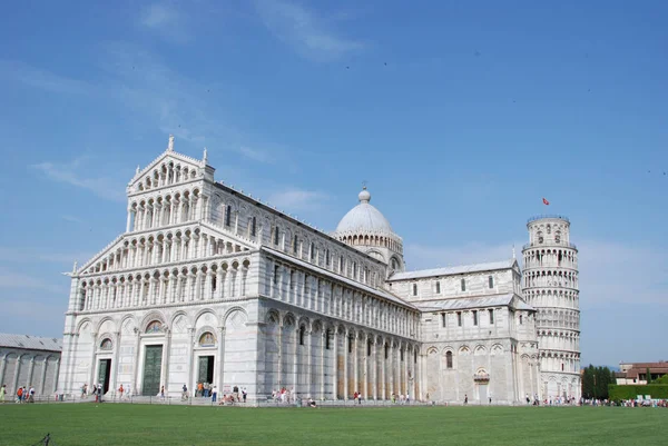 Edificios en Piazza dei Miracoli en Pisa, Italia — Foto de Stock