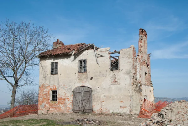 Verlaten huis geruïneerd — Stockfoto