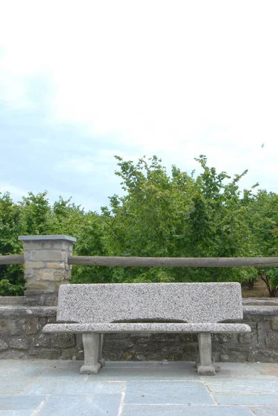 Banc en pierre sur la place — Photo