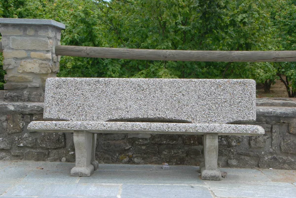 正方形の石のベンチ — ストック写真