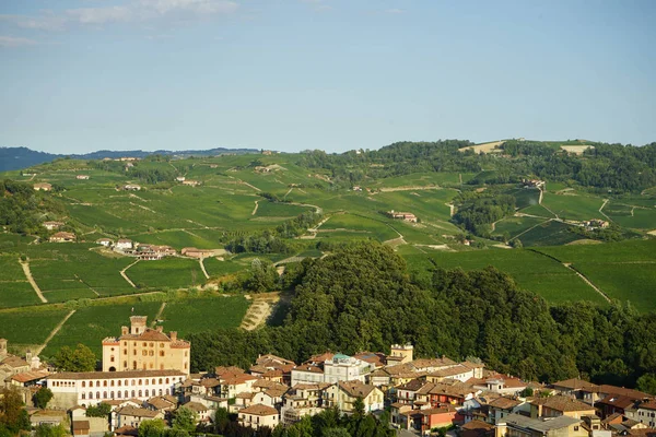 巴罗洛葡萄酒 Langhe 山中的视图 — 图库照片