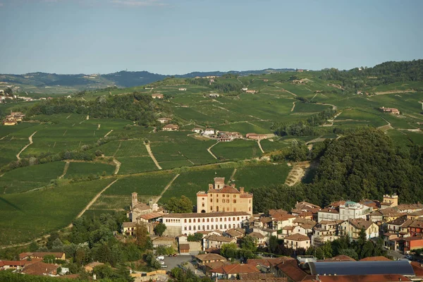 巴罗洛葡萄酒 Langhe 山中的视图 — 图库照片