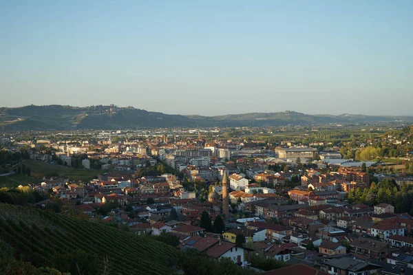 Stadsbilden i Alba och Langhe kullar — Stockfoto