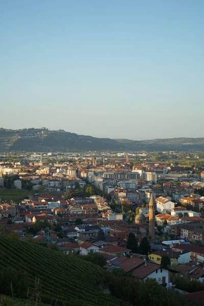Stadtbild von Alba und Langhe-Hügeln — Stockfoto