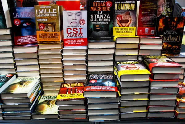 Bücher auf der Salonbuchausstellung in turin, italien - Mai 2011 — Stockfoto