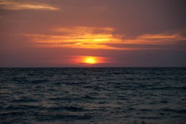 Carloforte Denizi üzerinde günbatımında