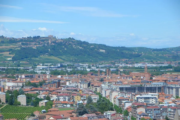 Vista de la ciudad de Alba, Piamonte - Italia —  Fotos de Stock