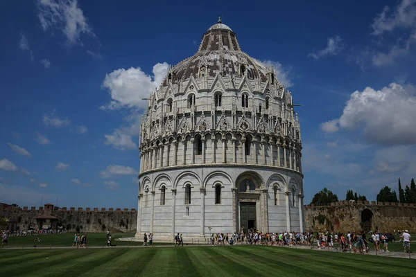Baptisterio en el "Milagro Lugar" de Pisa — Foto de Stock