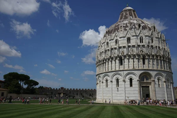 Baptisterio en el "Milagro Lugar" de Pisa — Foto de Stock