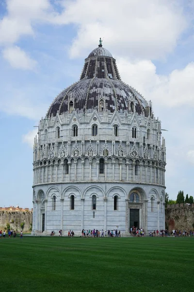 Baptisterio en el "Milagro Lugar" de Pisa — Foto de Stock