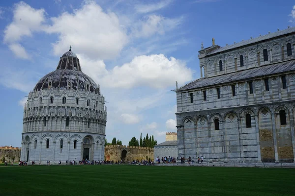 W "Miejsce cud" Pisa katedry i baptysterium — Zdjęcie stockowe