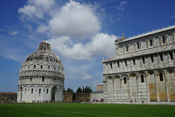 Baptisterio y Catedral en la "Plaza del Milagro" de Pisa — Foto de Stock
