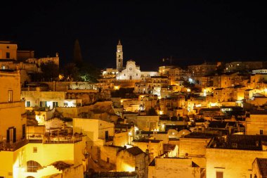 Matera taşlarına bak