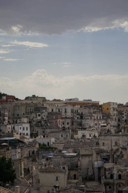 Matera taşlarına bak