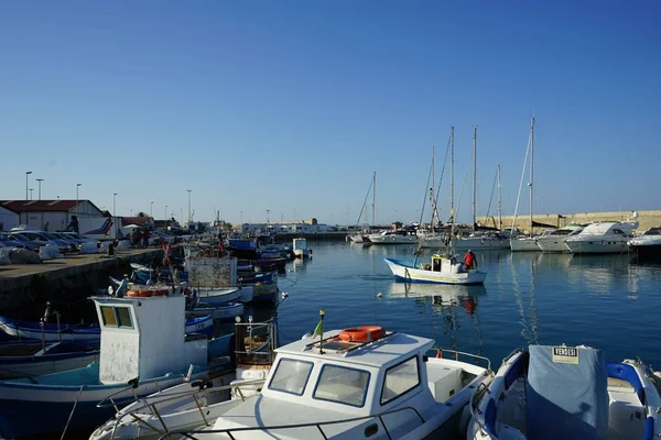 Turystyczny port w Crotone, Calabria - Włochy — Zdjęcie stockowe