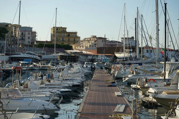 Turistický přístav z Crotone, Kalábrie - Itálie — Stock fotografie