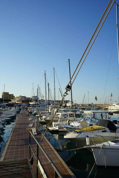 Toeristische haven van Crotone, Calabrië - Italië — Stockfoto