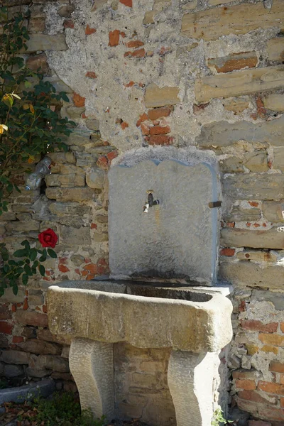 Fonte de pedra em Murazzano, Piemonte - Itália — Fotografia de Stock