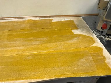 Tajarin 'in hazırlanması için hamur şeritleri.