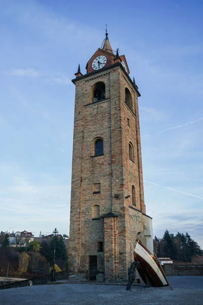 Toren met bell en klok Monforte d'Alba, Piemonte - Italië — Stockfoto