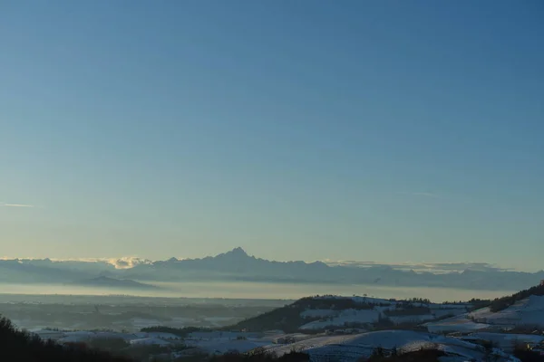 Colinas de Langhe e Monviso duringe o inverno, Piemonte - Itália — Fotografia de Stock