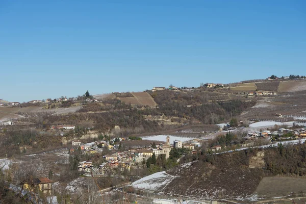 Vista de las colinas Langhe con pueblo de Sinio, Piamonte - Italia —  Fotos de Stock