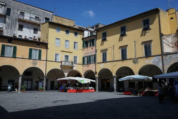 Vue d'une place de la ville à Pise, Toscane, Italie — Photo