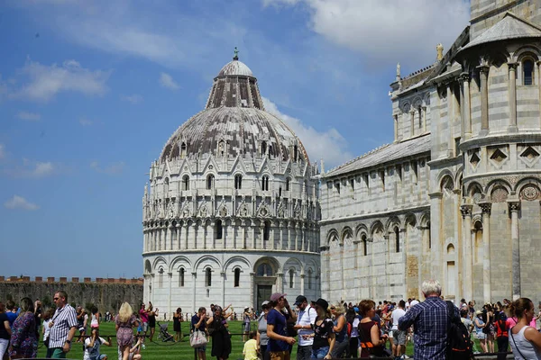 Baptisterio en el "Milagro Lugar" de Pisa — Foto de Stock