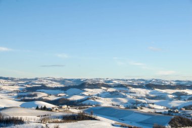 Langhe tepelerin kar ile görünüm