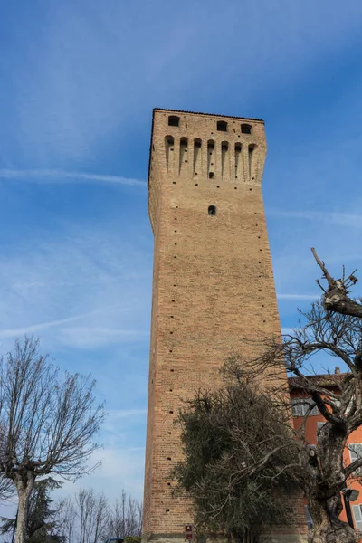 Een toren van het kasteel van Santa Vittoria d'Alba, Piemonte - Italië — Stockfoto