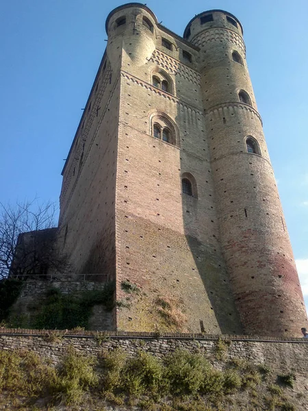 Zamek w Serralunga d'Alba, Piemont - Włochy — Zdjęcie stockowe