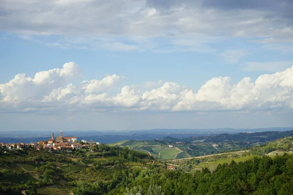 Widok Rodello oraz wzgórz Langhe — Zdjęcie stockowe