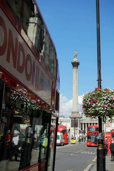 Busz-londoni Trafalgar Square, Anglia közelében — Stock Fotó