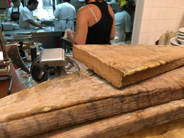 Carloforte içinde bir restoranda bottarga parçaları