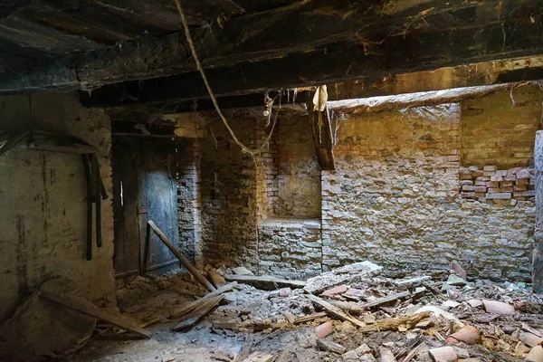Casa abandonada arruinada — Fotografia de Stock
