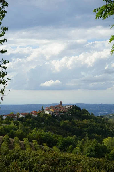 Hügel der Langhe mit diano d 'alba — Stockfoto
