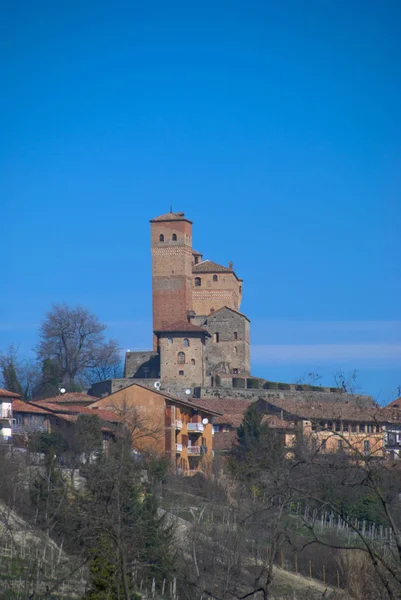 Serralunga d'Alba és a kastély, a Piedmont - Olaszország — Stock Fotó