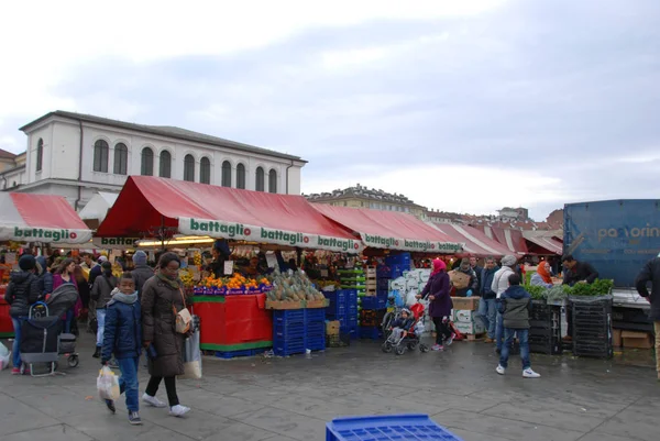 Mercado na Porta Palazzo, Turim - Piemonte - Maio 2015 — Fotografia de Stock