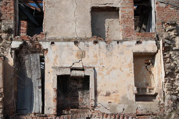 Verwoeste huis, decadent, ruïnes — Stockfoto