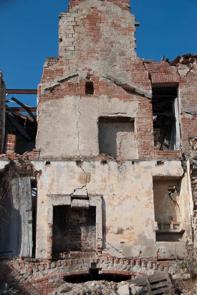 Casa abandonada arruinada — Fotografia de Stock