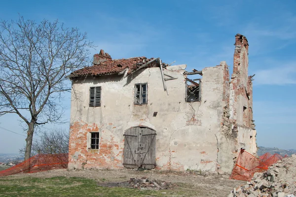 Verlaten huis geruïneerd — Stockfoto