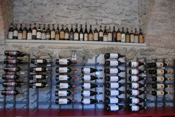 Exposição de garrafas de vinho — Fotografia de Stock