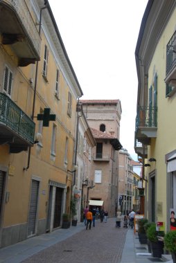 Alba, sokakta Cavour Piedmont - İtalya. 2 Eylül 2012