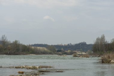 Tanaro Nehri yakınında Alba, görünümünü Piedmont - İtalya